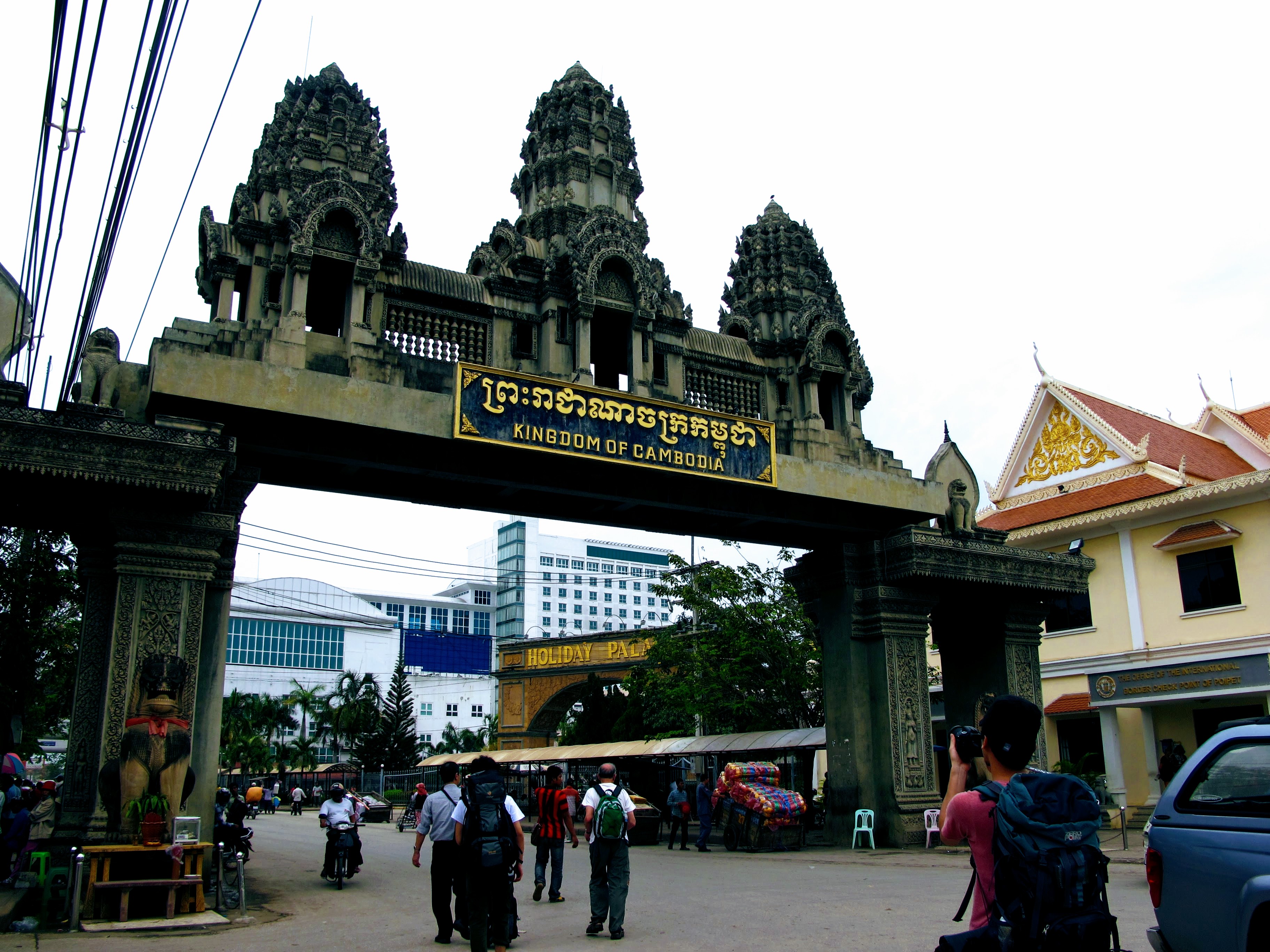 カンボジア　入国ゲート
